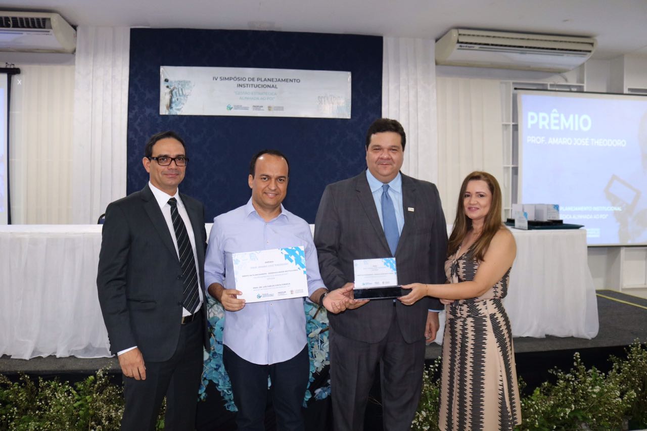 Diretor do NTI, Prof.º Dr.º Luís Carlos Fonseca, recebe premiação no IV Simpósio de Planejamento Institucional